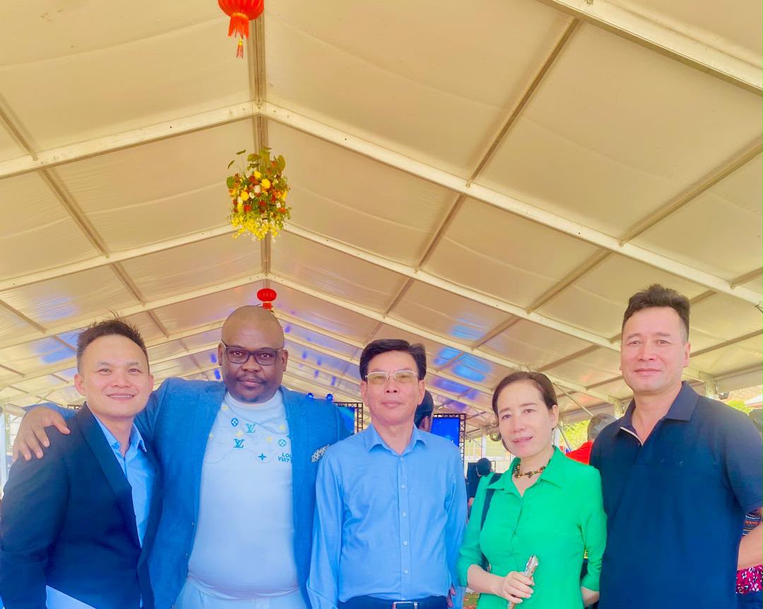 Mr Tumelo Sean Sealetsa with Mr Ruigui Lin, Chairman of Baosen International Holdings Limited, and his executive team